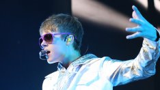 Замерят Бийбър с яйца на концерт (видео)