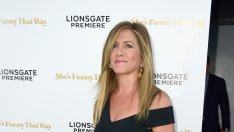 Дженифър Анистън показа халката си с диаманти