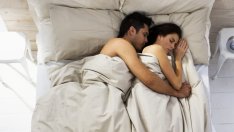 Защо спането в общо легло е важно за брака