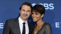 Хали Бери кърми сина си на снимачната площадка