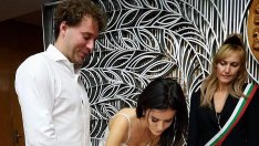 Мона облече булчинска рокля, обу кецове и се врече на Радослав Гочев