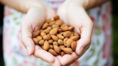 Хапвайте по шепа бадеми на ден и ще имате по-слаби бедра