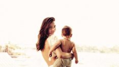 Миранда и малкия Флин носят нежност в юлския Vogue