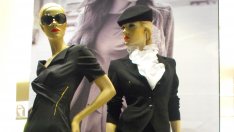 Откритие на деня: двете стилни дами на витрината на Prada