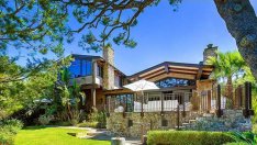 Попзвездата Пинк се разделя с дома си в Малибу