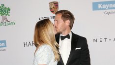 Бременната Дрю не може да откъсне устни от съпруга си