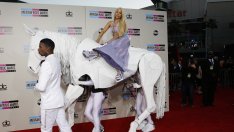 Гага поязди няколко мъже на музикалните награди през уикенда