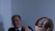 Как да се справите с дразнещ колега