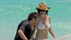 Подобаващо: Ал Пачино с младото си гадже на плажа