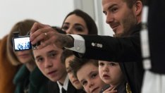 Бекъм заведе децата на ревюто на жена си