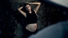 Адриана Лима e бременна в календара на "Пирели"