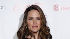 Дженифър Гарнър дебютира нови форми след раждането