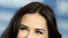 Деми Мур се натиска с младо гадже пред дъщеря си