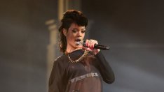 Татуистите на Риана прелетяха над 2400 км, за да я нашарят