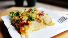 Картофен огретен с шунка и чедър