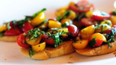 Брускети с пресни продукти