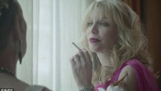 Кортни Лав рекламира електронни цигари (видео)