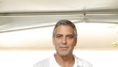 Клуни флиртува с кечистка