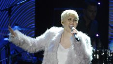 Майли се изложи отново! Чете си текстовете на песните на аутокю!