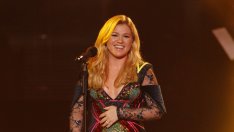 Кели Кларксън получи сутиен за Коледа от феновe