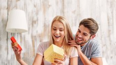 Какво да купите на гаджето за Коледа, ако сте двойка отскоро