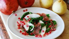 Спаначена салата с нар, круши и прошуто