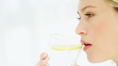 Защо трябва да пиете топла вода с лимон