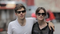 Младоженката Кийра Найтли кара меден месец в Корсика