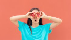 Грижа за кожата – защо да ядете повече нар?