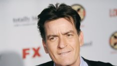 Чарли Шийн купонясва с бившите си съпруги