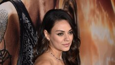 Мила Кунис носи халка, но отказва да каже дали е омъжена