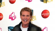 Дейвид Хаселхоф ще предлага брак, пита феновете къде