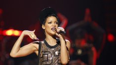 Откриха марихуана в рейса на Риана