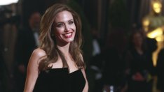 Анджелина дари 100 000 долара за бежанците