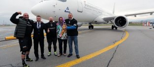 За първи път у нас: Двама силови атлети успяха поотделно да изтеглят новия Airbus A220 на „България Еър“