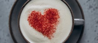 С дъх на канела – 6 причини да приемате червена мака + рецепта за ароматно мака лате