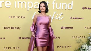 Видение в лилаво – Селена Гомес сияе в лилава минирокля на събитието на Rare Beauty