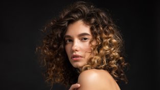 4-те трика за къдрава коса, които фризьорите препоръчват