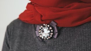 Мода, красота и стил – Как да носим брошки през сезон есен-зима 2025