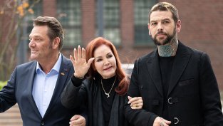 Рядка семейна поява &ndash; Присила Пресли пристигна в Германия със сина си Навароне