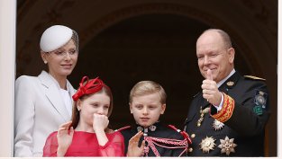 Принцеса Шарлийн позира с принц Албер, принц Жак и принцеса Габриела за коледната картичка за 2025 г.