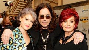 Шарън и Кели Озбърн с първа поява след трагичната смърт на легендата на Black Sabbath Ози Озбърн