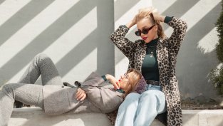 Леопардови палта и дънки – Най-актуалната тенденция за есен-зима 2025