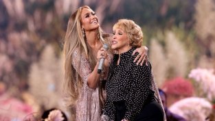 Джей Ло сподели епично видео с впечатляващите танцови движения на почти 80-годишната си майка