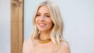 Коледно чудо – 43-годишната Сиена Милър е бременна с третото си дете