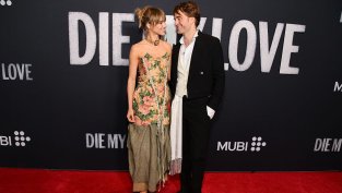 Робърт Патинсън и Суки Уотърхаус донесоха любовта и харизмата си на червения килим