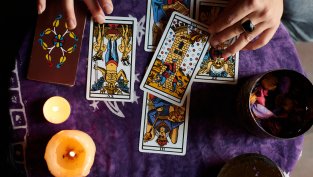 Таро прогноза за декември 2025 г.: Какво очаква всяка зодия?