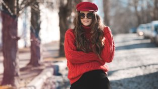 Червен пуловер за празниците – 6 тоалета, в които да го включите