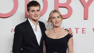 Кейт Уинслет позира с красив млад мъж на червения килим