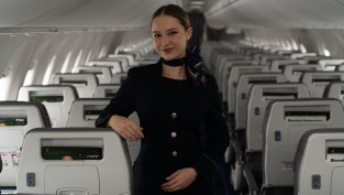 Те превърнаха самолета в моден подиум: Аделина Кехайова  от &bdquo;България Еър&ldquo; за хита, покорил TikTok